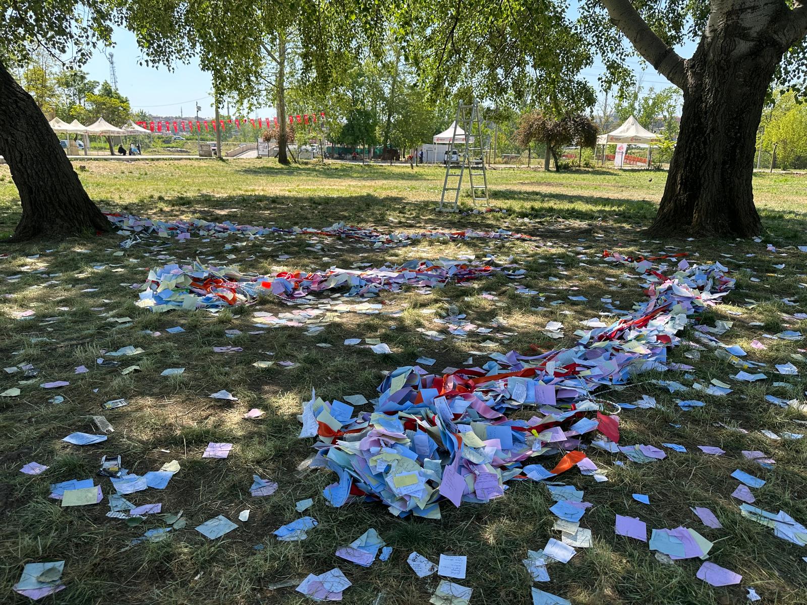 Edirne’de 5-6  Mayıs tarihlerinde baharın habercisi olan kakava ve hıdırellez şenlikleri kutlandı. Şenlikte gelen misafirlerin dileklerini dileyip, ağaçlara bağlamasıyla ortaya renkli görüntüler çıktı. Gelen misafirlerin diledikleri dilekler dikkat çekti. 